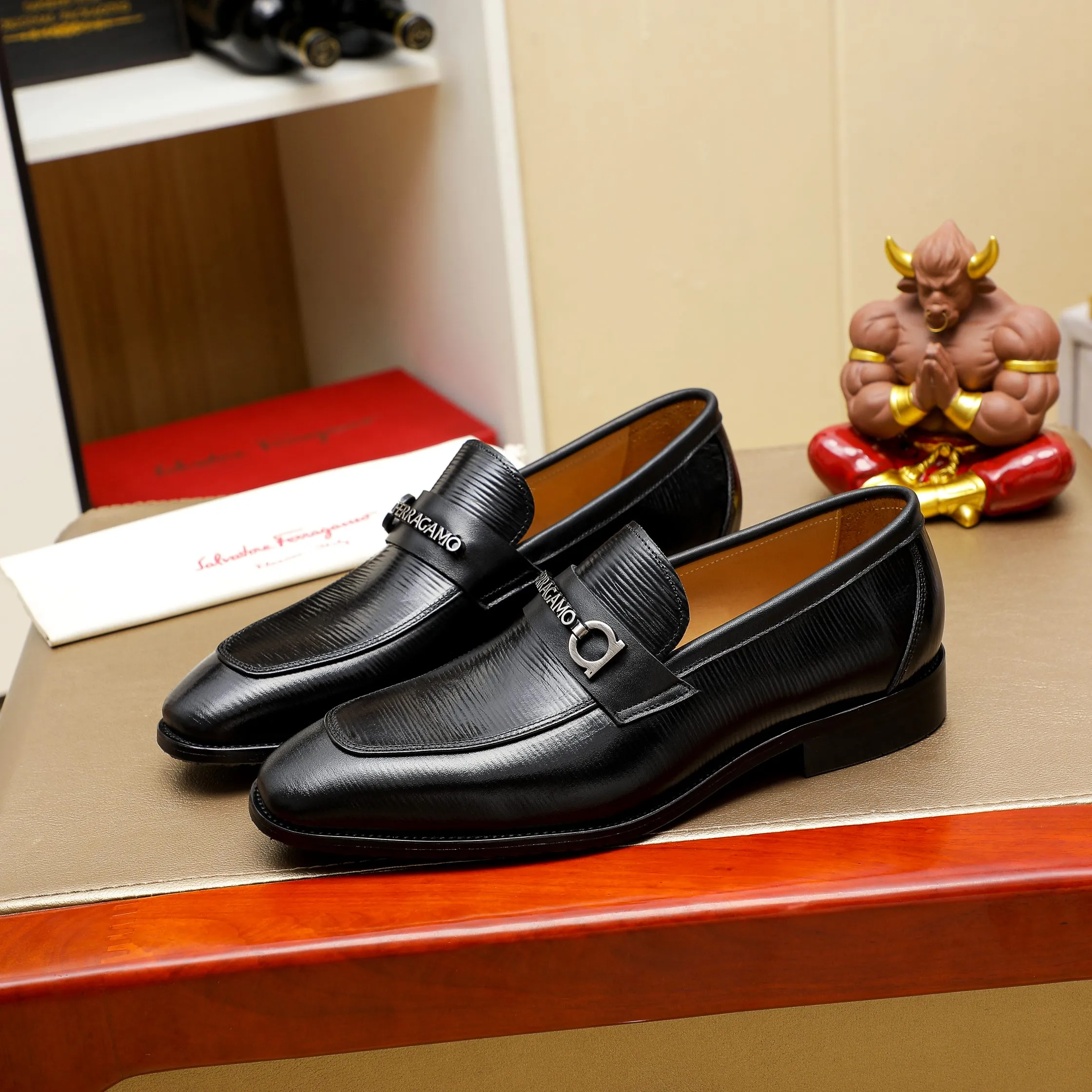Men's shoes 💰460 🕷🕷🐂【Ferragamo】Ferragamo Popular fashionable leather shoes🇨🇳Official website counter 1:1 production, original mold opening💯Good quality can be seen, imported high-end first-layer waxed calfskin, water-dyed🐂leather lining🌿very clear texture, high-quality waterproof, non-slip and wear-resistant outsole🎋high quality and low price, truly handmade🍓colors available! Code number 38-44……(45.46.Customized)